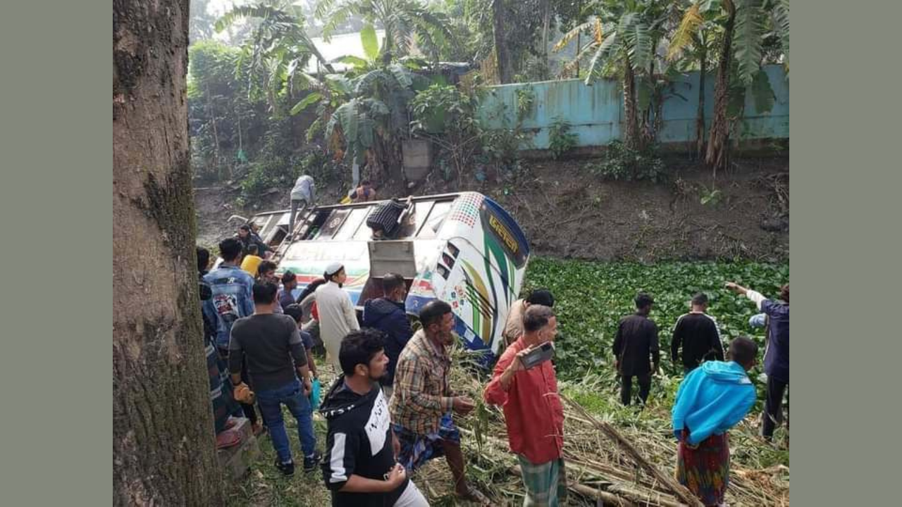 নোয়াখালীতে মোটরসাইকেল-বাসের মুখোমুখি সংঘর্ষে বাবা-ছেলের মৃত্যু