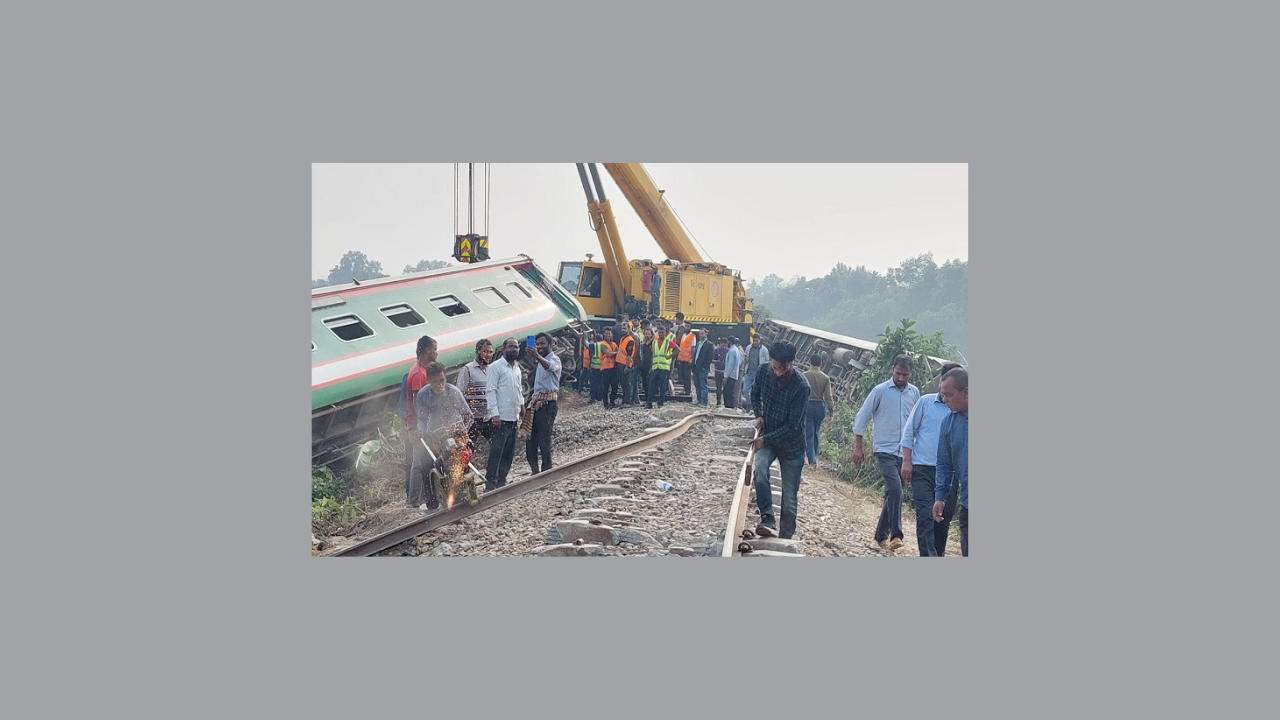 গাজীপুরে ট্রেন দুর্ঘটনায় জেলা প্রশাসনের আর্থিক সহায়তা