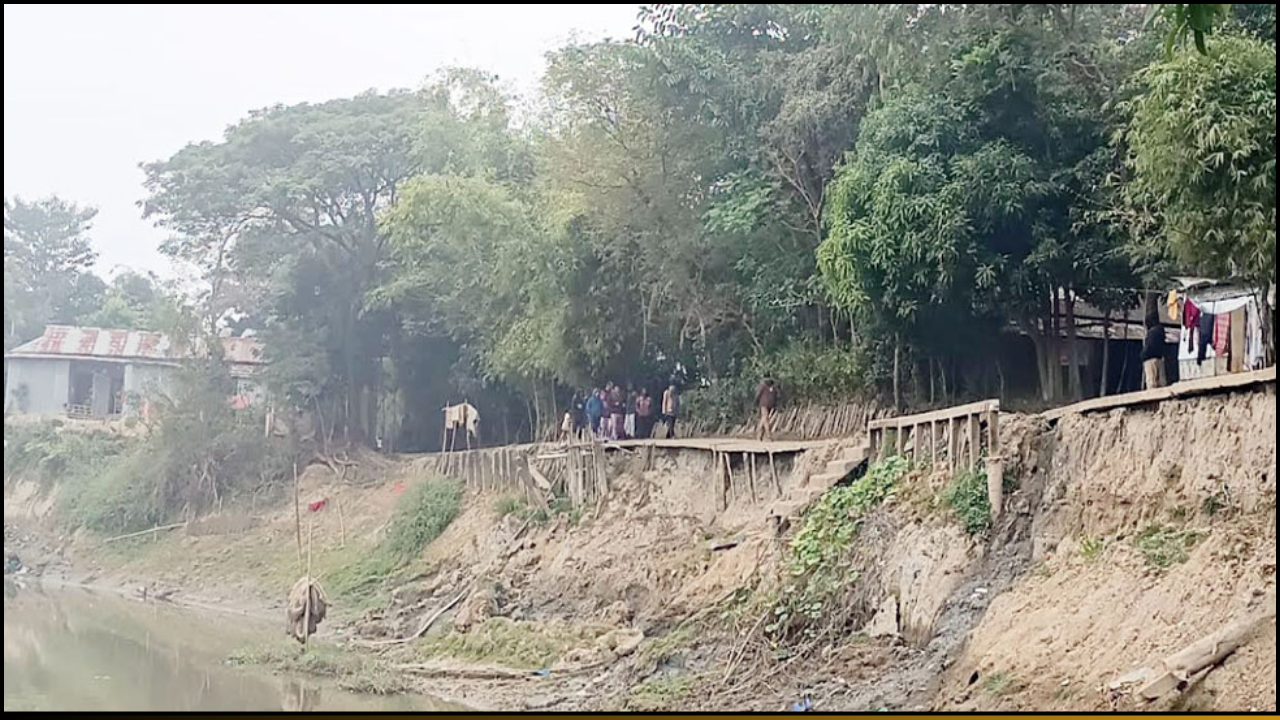 শান্তিগঞ্জে নদী ভাঙ্গনের ফলে হু ম কি র মুখে জয়কলস গ্রামের ২শত পরিবার