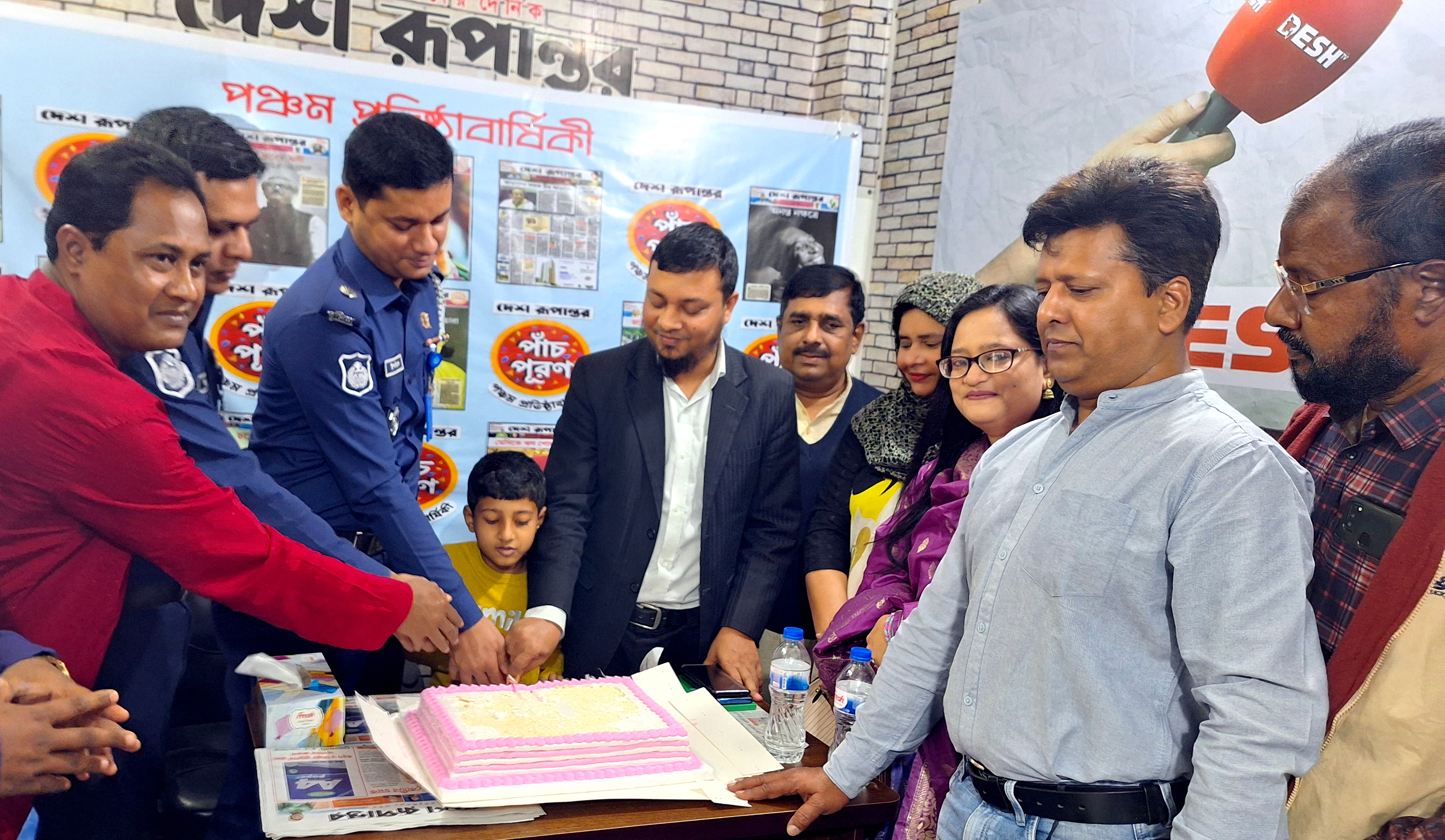 জয়পুরহাটে দেশ রূপান্তরের ৫ম প্রতিষ্ঠাবার্ষিকী উপলক্ষে কেক কাটা