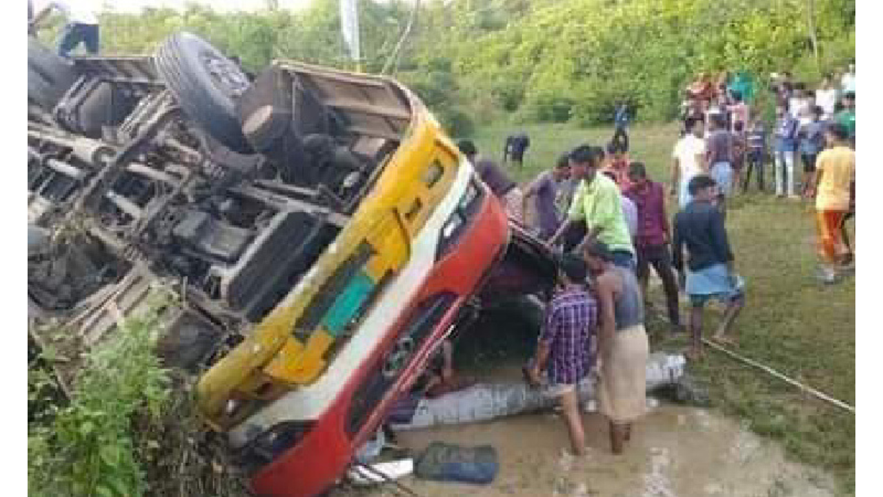 কক্সবাজারে পরিবহন ও মাইক্রোবাসের মুখোমুখি সংঘর্ষে নিহত ৫