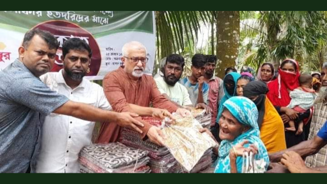 সেনবাগে দুই হাজার গরীব ও অসহায়দের মাঝে হাসান মঞ্জুর এর ঈদ উপহার বিতরণ